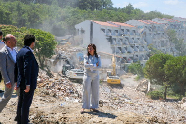 Riva'da yılların sorunu çözülüyor! 'Metruk Otel' yıkılıyor
